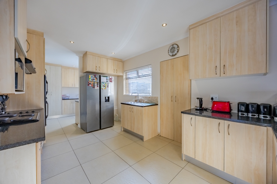 4 Bedroom Property for Sale in Flamingo Vlei Western Cape